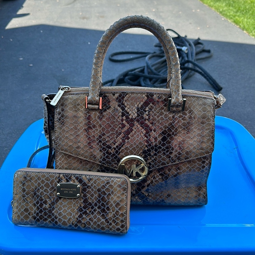 Micheal Kors leather bag and wallet in good shape one set only